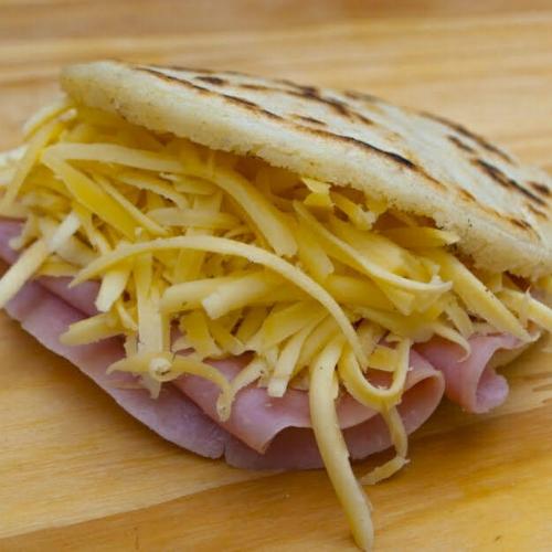 Arepa de Jamón y Queso