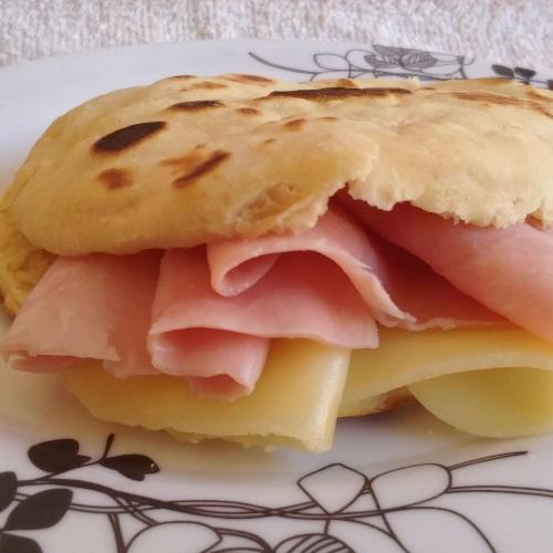 arepa jamon y queso 