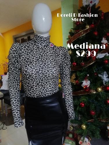 Blusa animal print cuello tortuga mediana