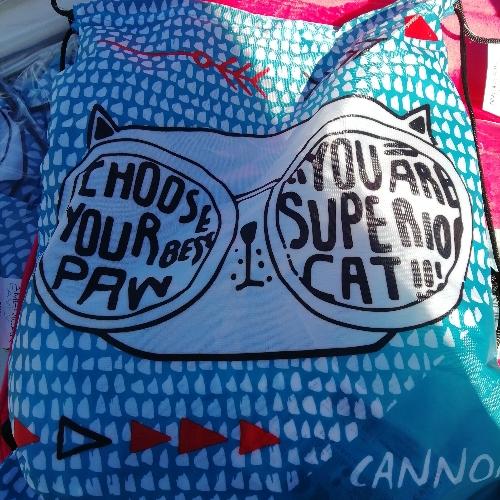 Toalla de playa con mochila azul y roja