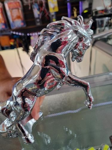 Adorno cromado capo caballo