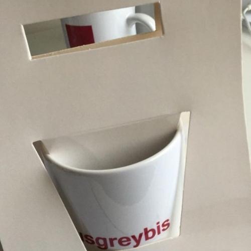 Caja agarra taza