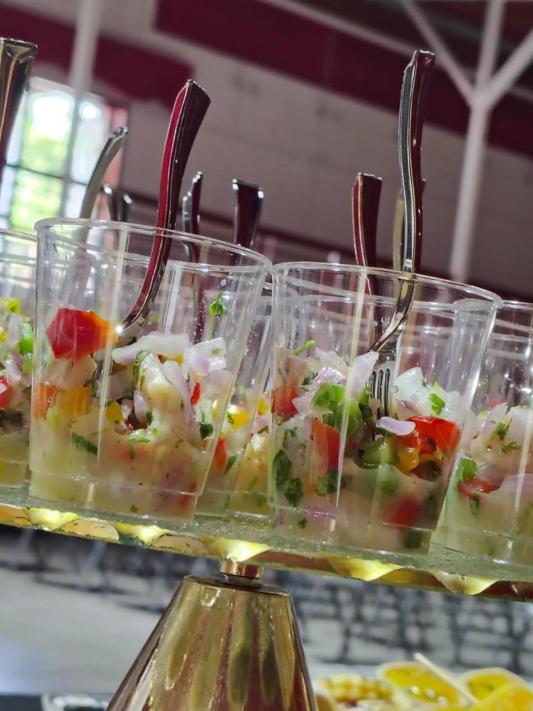 Miniatura 2 de Cajitas con 24 vasitos de shot de ceviche de camarón y salmón con cucharitas plateadas