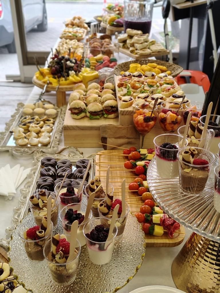 Miniatura 3 de Arriendo de mesón buffet autoservicio