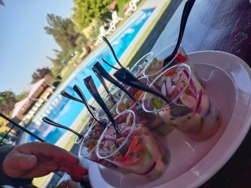 Miniatura 3 de Cajitas con 24 vasitos de shot de ceviche de camarón y salmón con cucharitas plateadas