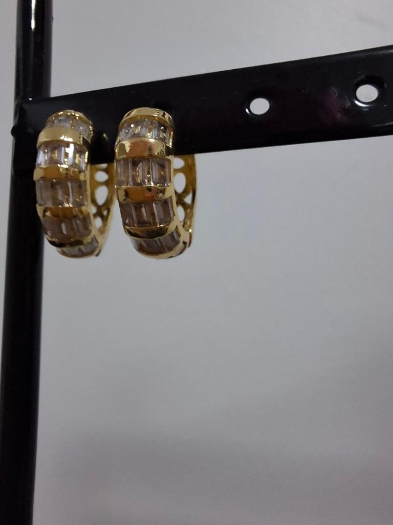 Aros dorados con cristales
