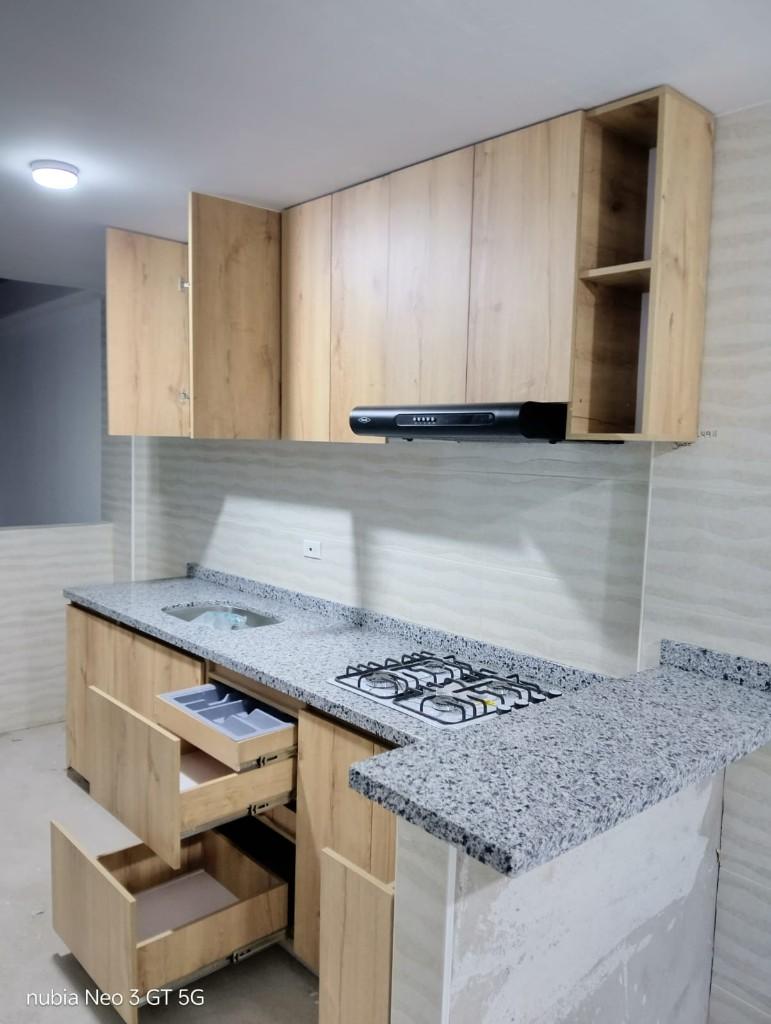 Cocina integral 2.40 con barra sobre muro 1.20