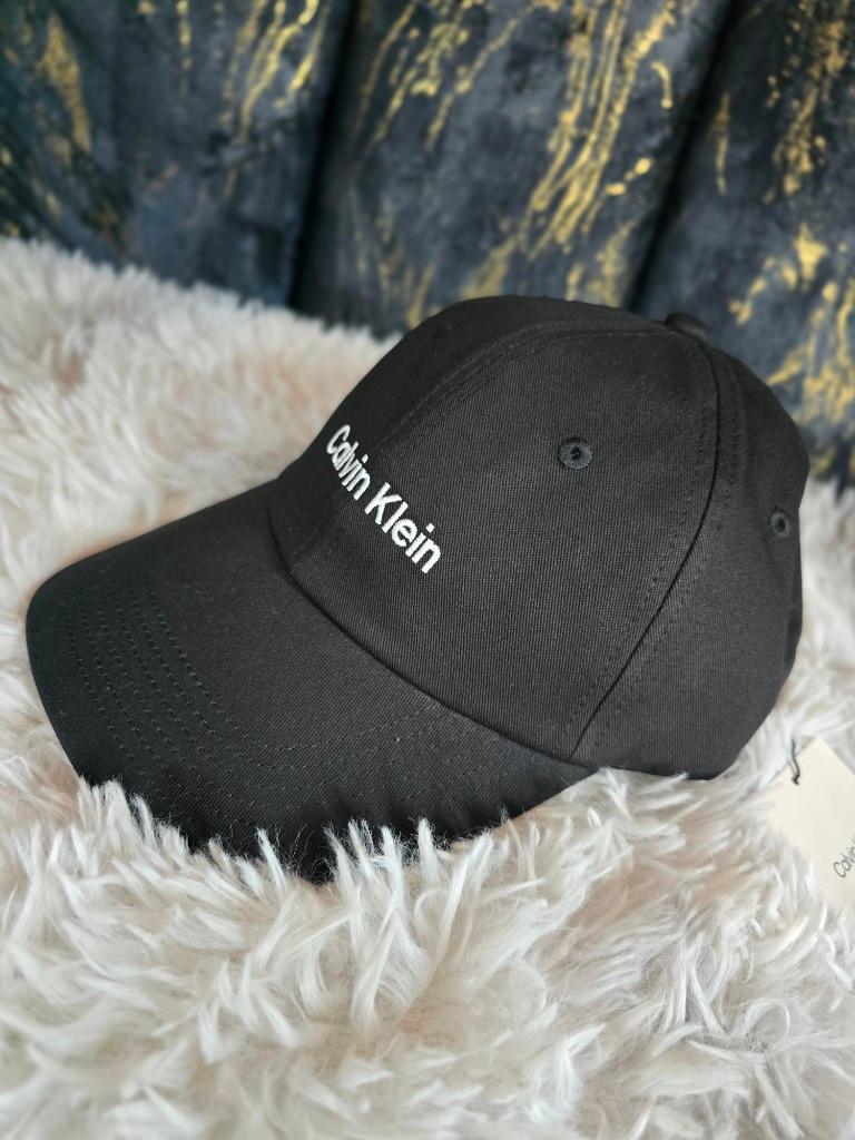 Calvin Klein Negra Broche