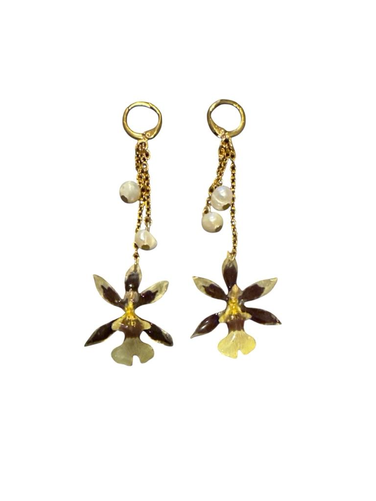 Aretes dorados colgantes