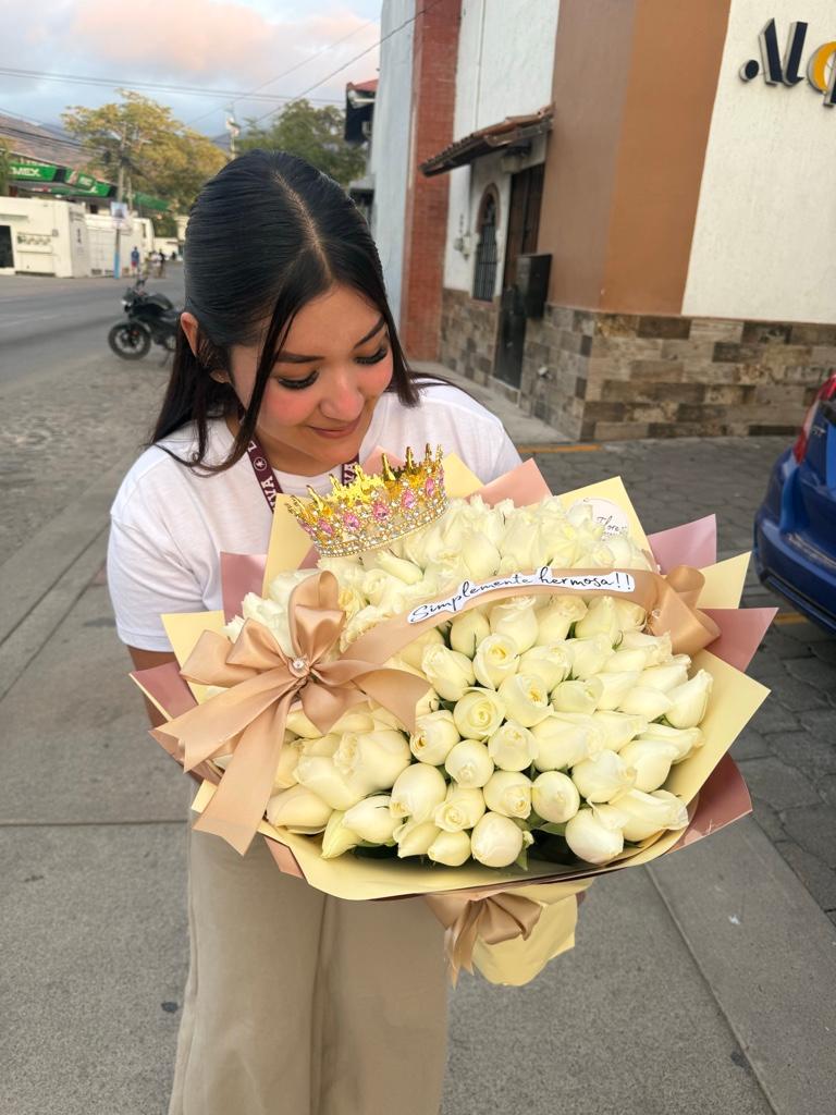 100 Rosas blancas con corona