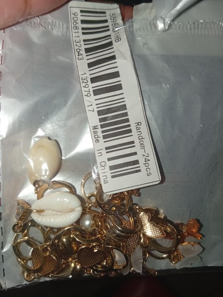 Aretes dorados surtidos .