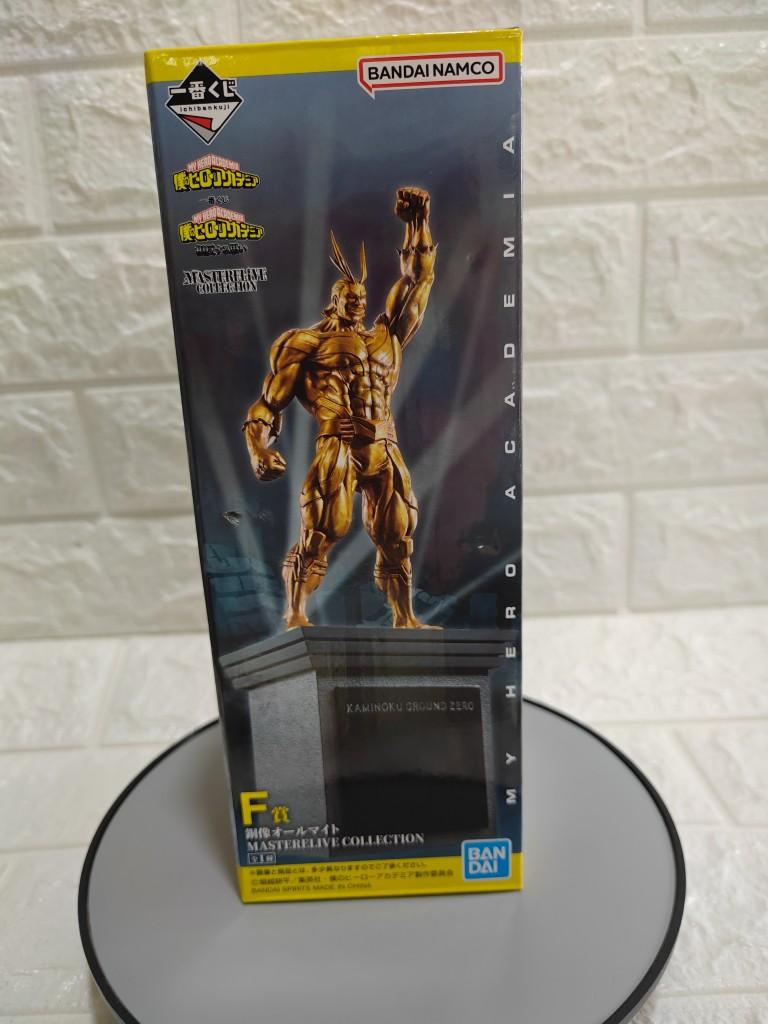 All Might dorado estatua