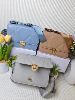  CARTERA DE MANO "BORDADO ROMBO GRANDE" C/CORREA Y SEGURO