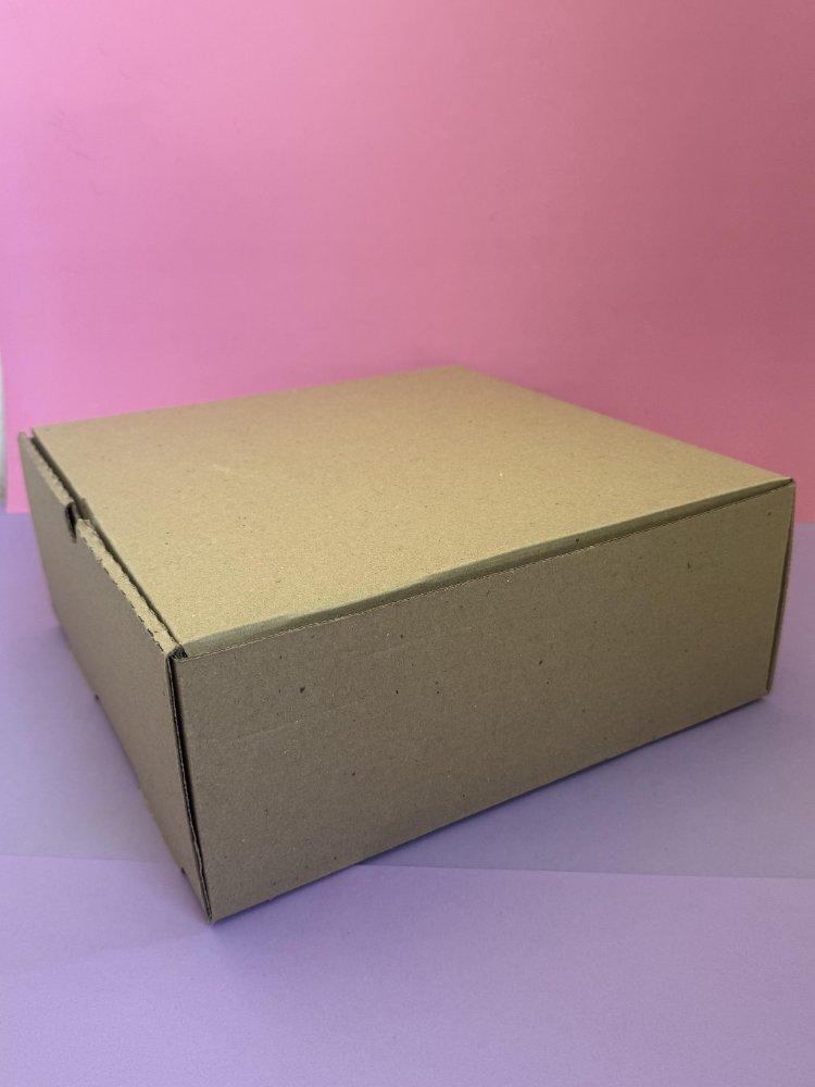 Caja de cartón grande Ancho: 30 cm. Largo: 30 cm. Alto: 12 cm.