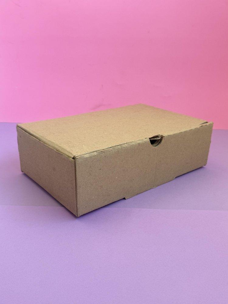 Caja de cartón mediana Ancho: 28 cm -Largo: 18 cm -Alto: 8 cm