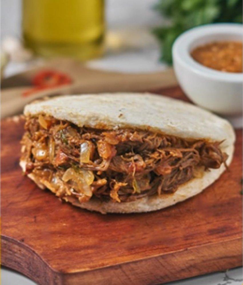 AREPA RELLENA DE CARNE DESMECHADA