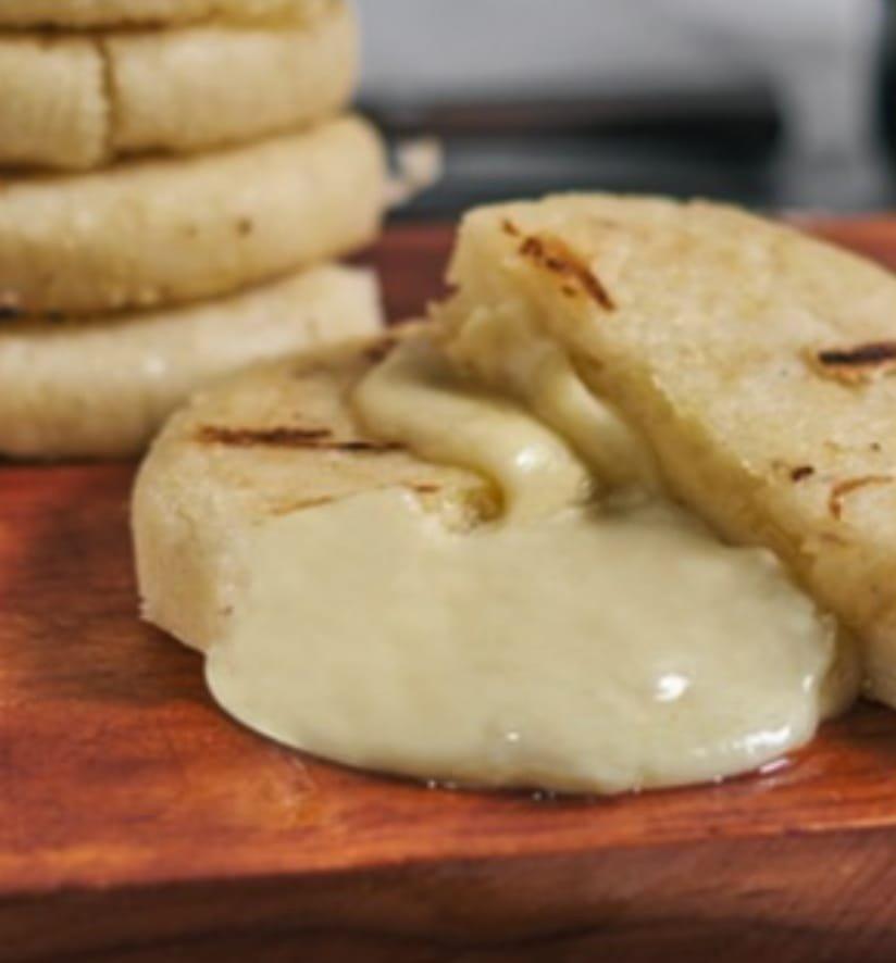 a2: AREPA RELLENA DE QUESO MOZZARELLA 