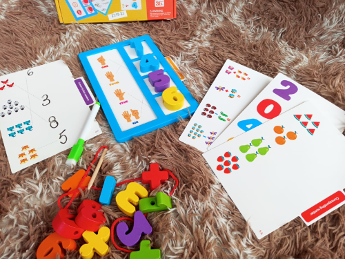 Juego de combinación de números y operaciones matemáticas