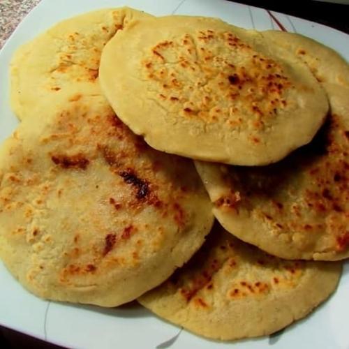 Chicharron con Queso pupusa 