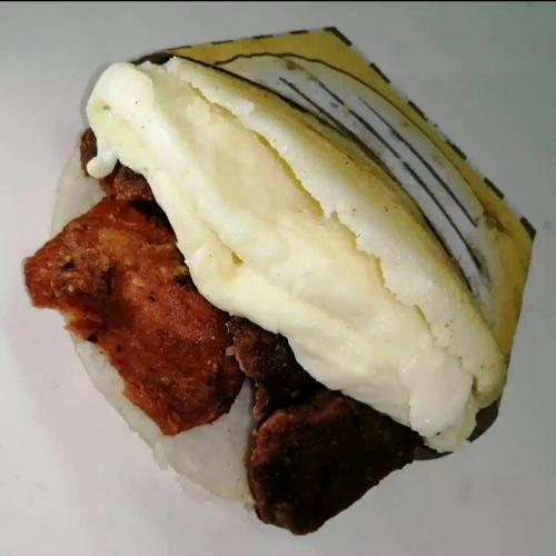Arepa de cochino frito