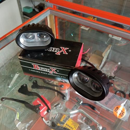Faro auxiliar con lupa universal