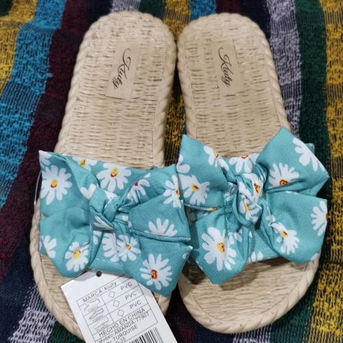 Amanda niña meter moña de tela y flores 