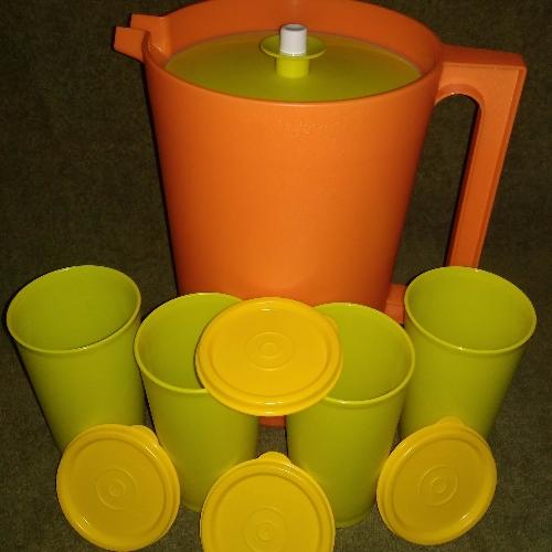 Jarra con juegos de vasos