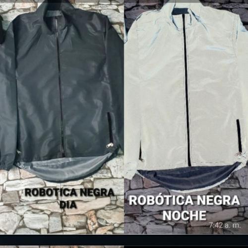 Chaqueta reflectiva.Por el día negra y en la noche reflectiva totalmente.