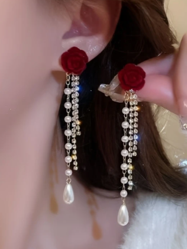ARETES ROJOS ESTILO FLORAL 