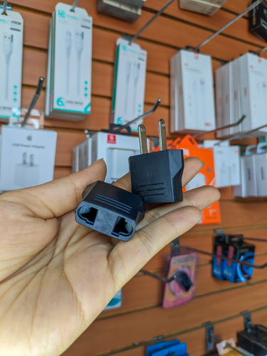 ADAPTADOR EUROPEO - AMERICANO NEGRO