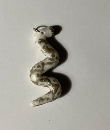 Dije SERPENT blanco y dorado