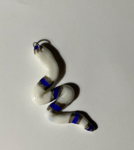 Dije SERPENT blanco y cobalto