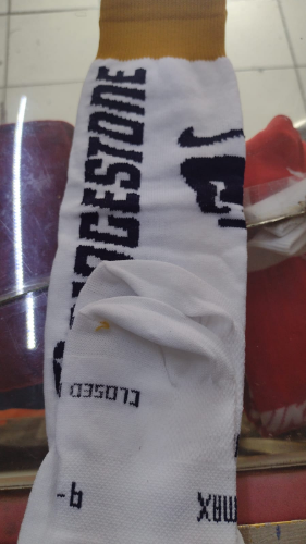 calceta bordada de los pumas 9-12 blanco con oro