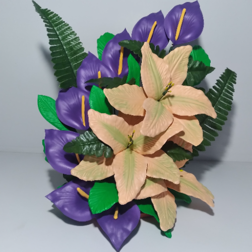 Arreglo Floral De Cartuchos Y Lirios