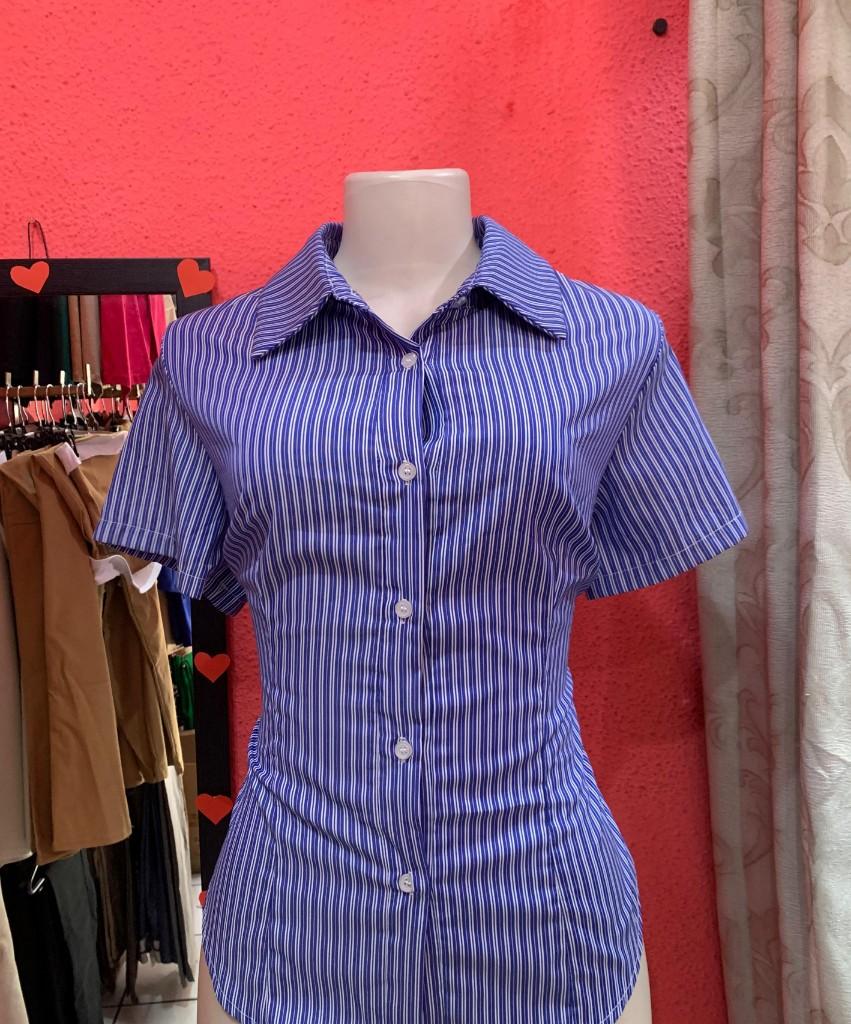 Blusa celeste con rayas blancas de manga corta y botones