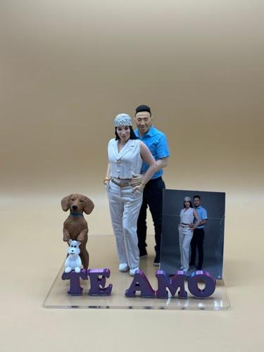 Dos personas de 20 cm más mascota