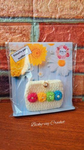 Estuche audi. Flor tejido