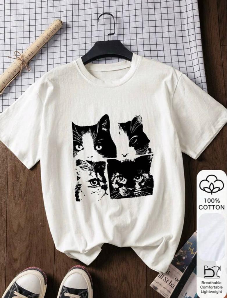 Camiseta blanca con estampado de cuatro rostros de gato en diseño tipo collage en blanco y negro.