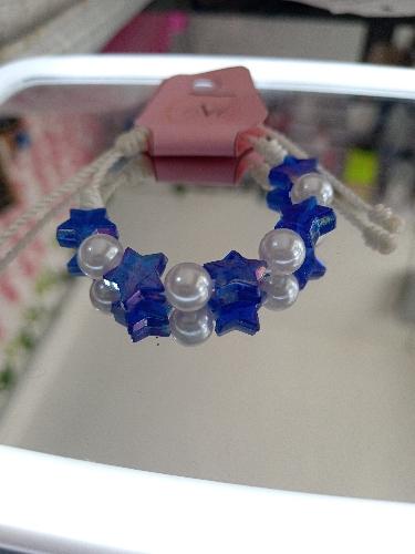 A. Pulsera ajustable de estrllitas azules