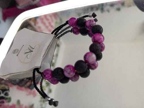 A. Pulsera ajustable morado con negro