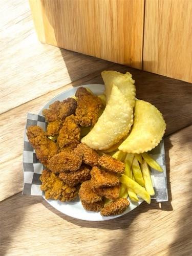 10 nuggets + 5 alitas + 3 empanaditas + papas pequeñas