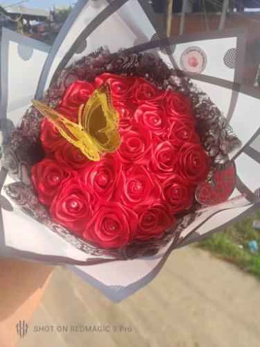 Miniatura 2 de Ramo rojo de 20 rosas de listón.