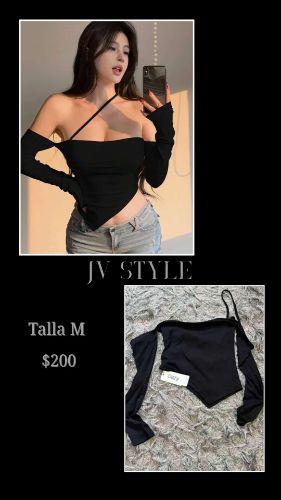 Blusa corta minimalista con cuello asimétrico
