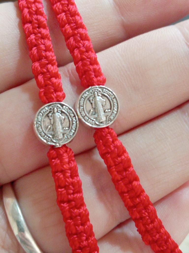 Pulseras tejidas San Benito, siete nudos, búho, cruz