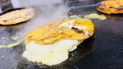 1. AREPA RELLENA DE QUESO.