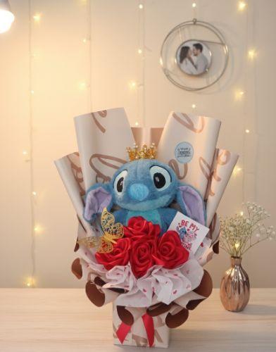 arreglo de Stitch y flores eternas