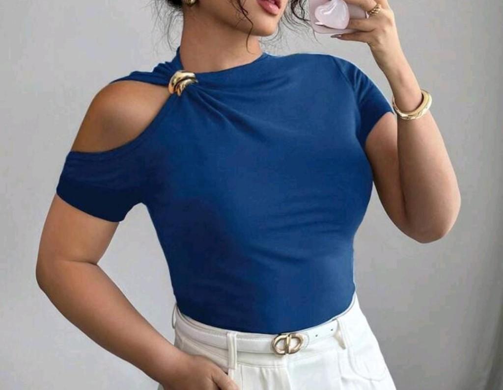 Blusa azul detalle en hombro