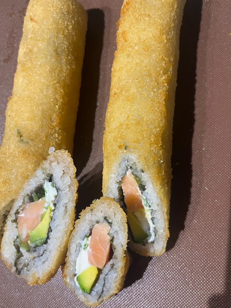 Hand rolls camarón y salmón