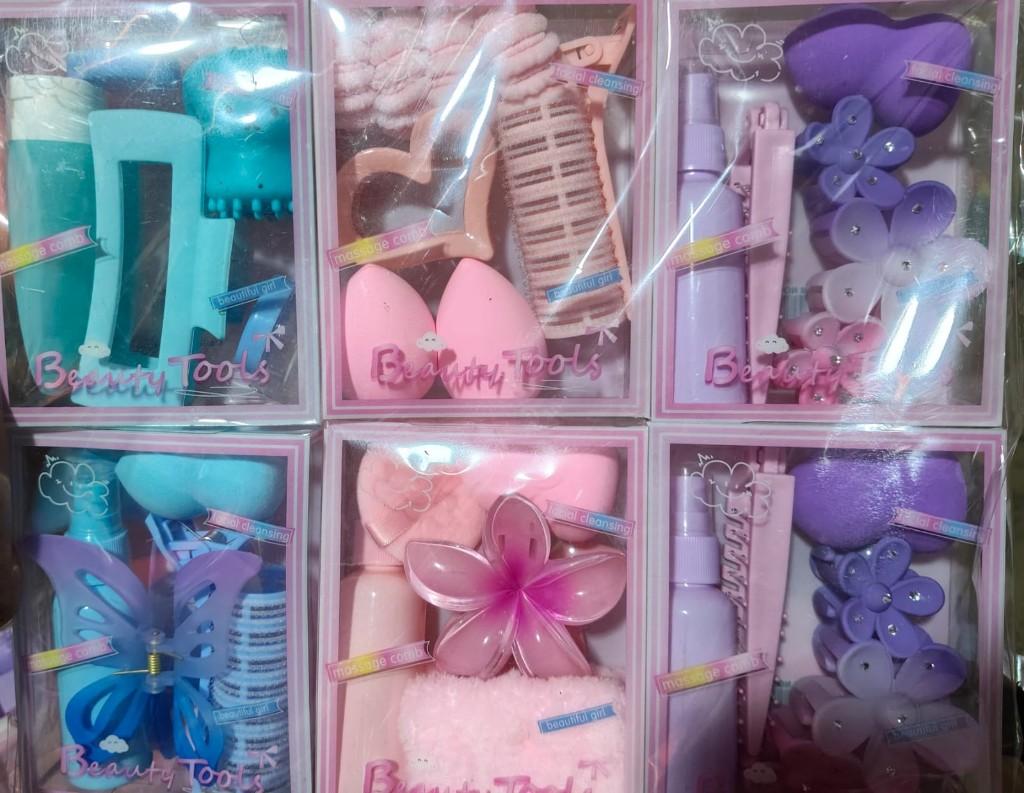 6 cajas con artículos de belleza