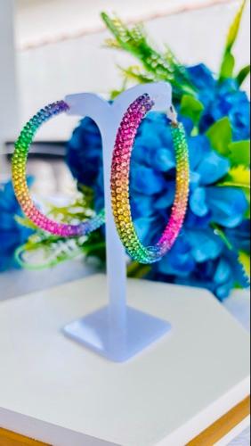 Brinco de argola de strass colorido